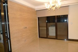 米白洞石玄關牆面