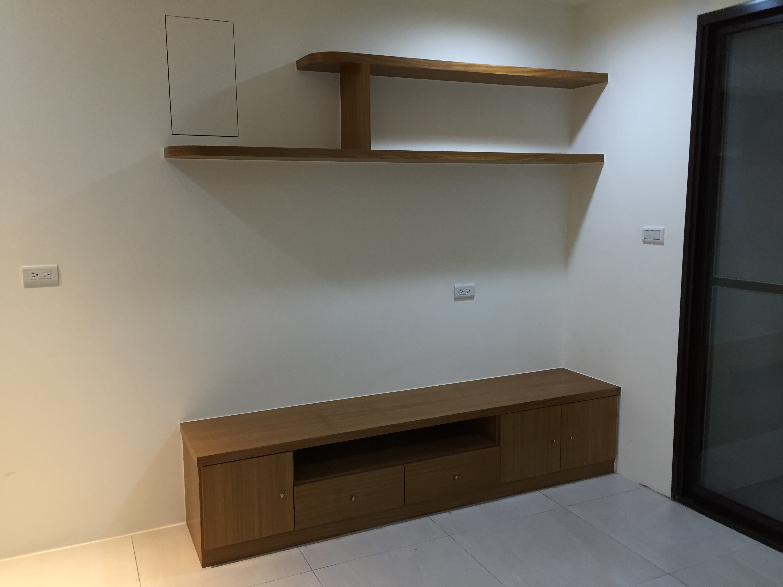 深色層板電視櫃