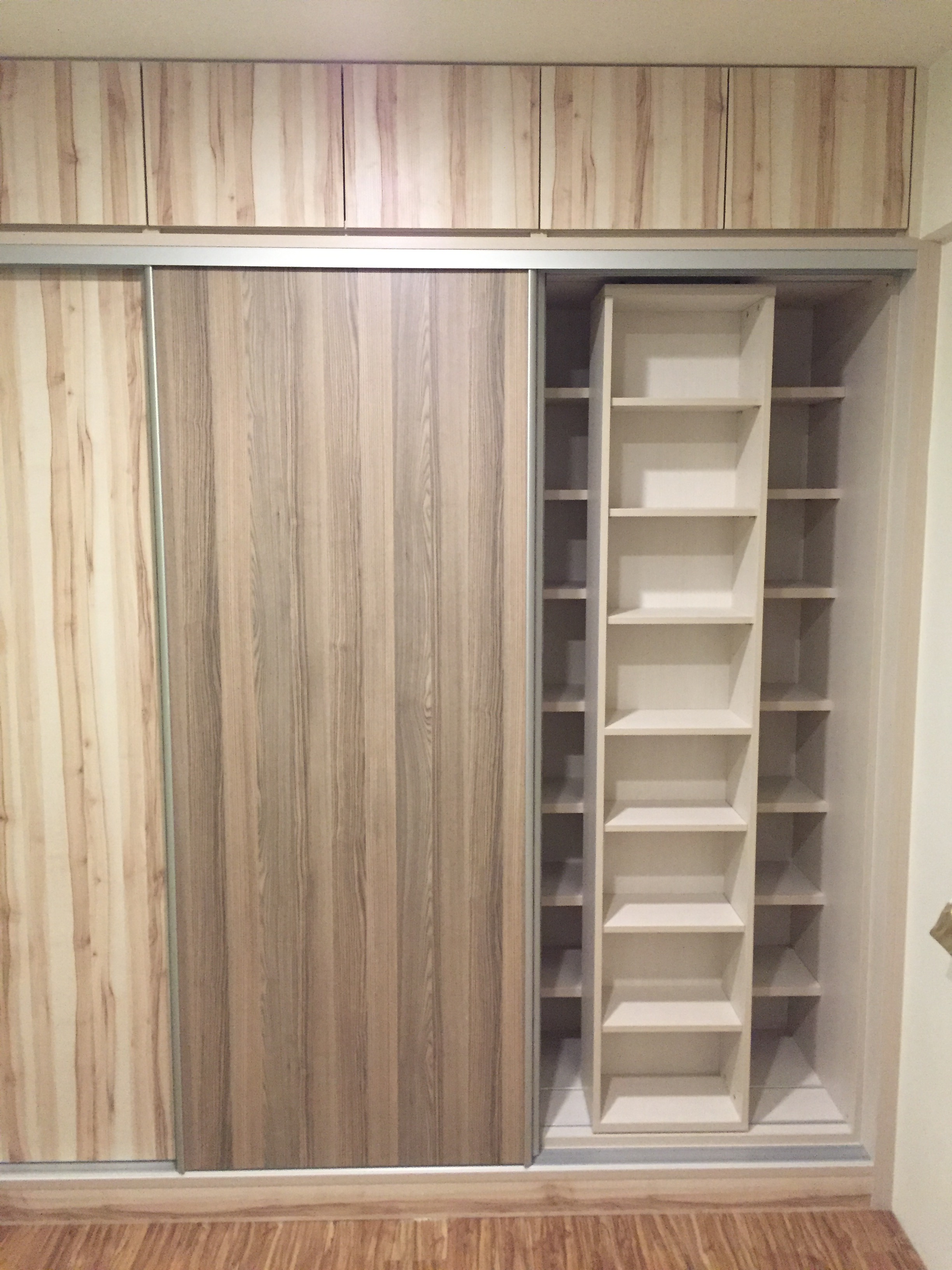 大木紋色推拉門衣櫃_內部可移動式書櫃