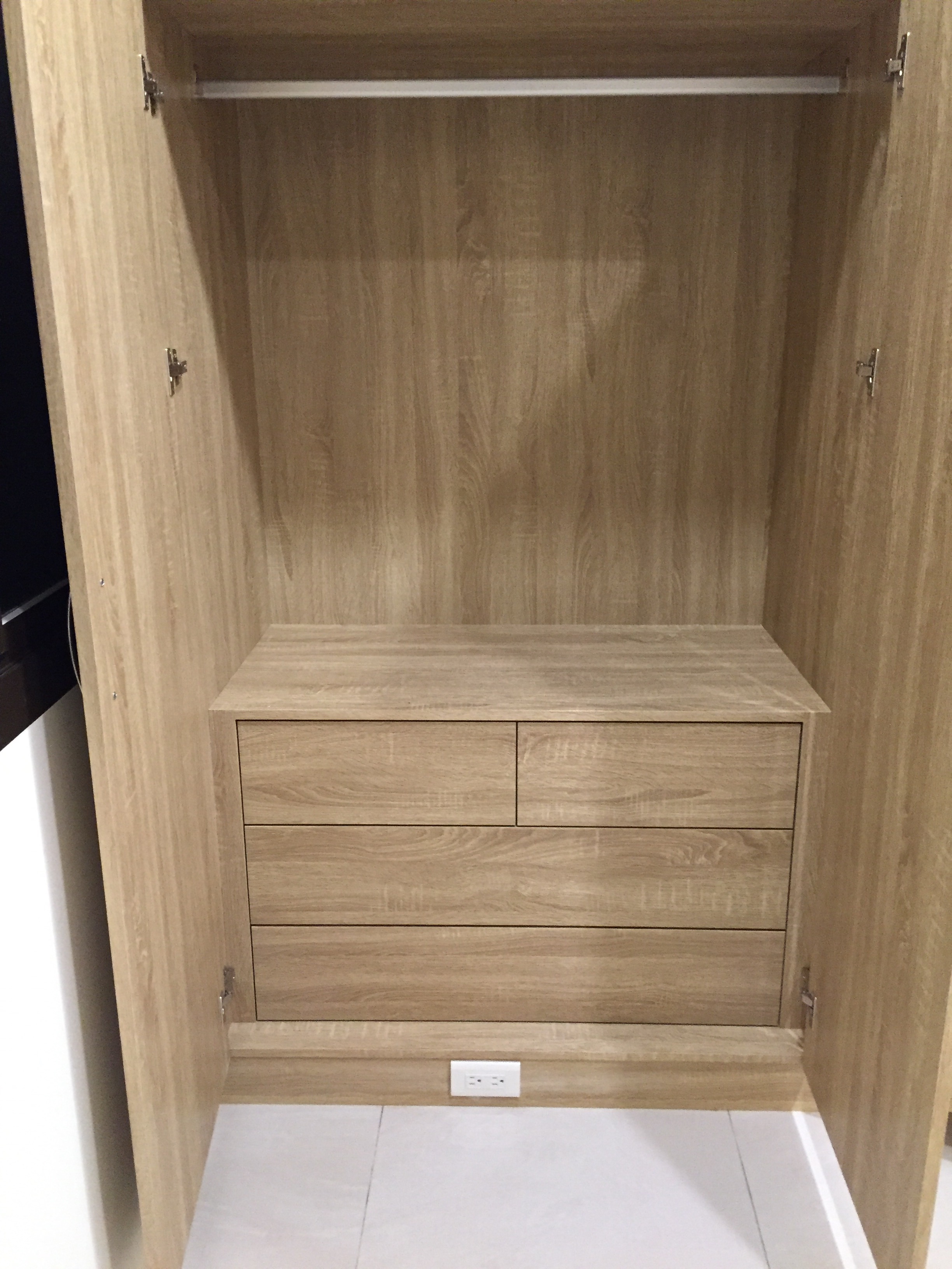 胡桃色對開門衣櫃_內部