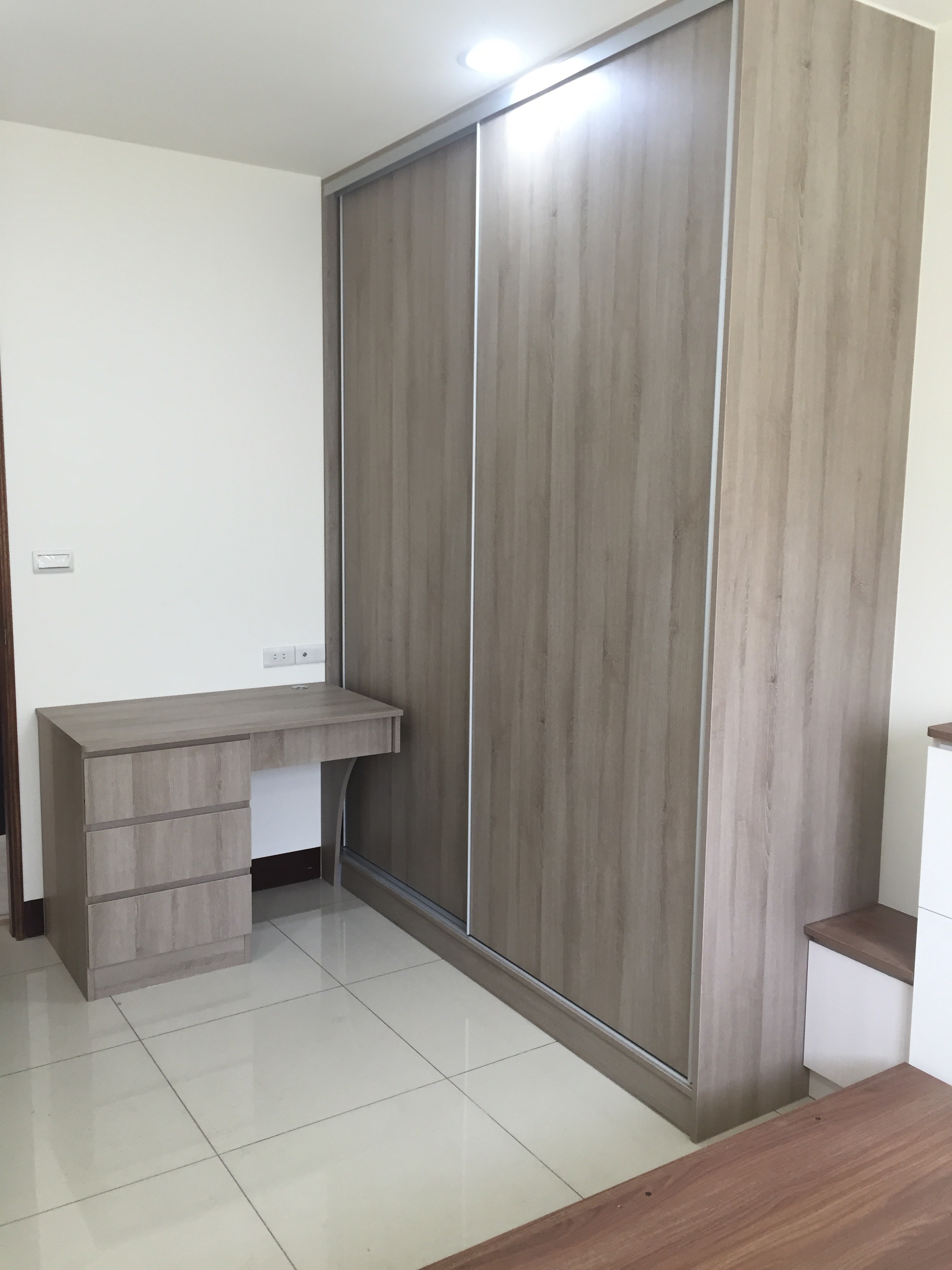 秋香色推拉門衣櫃含書桌