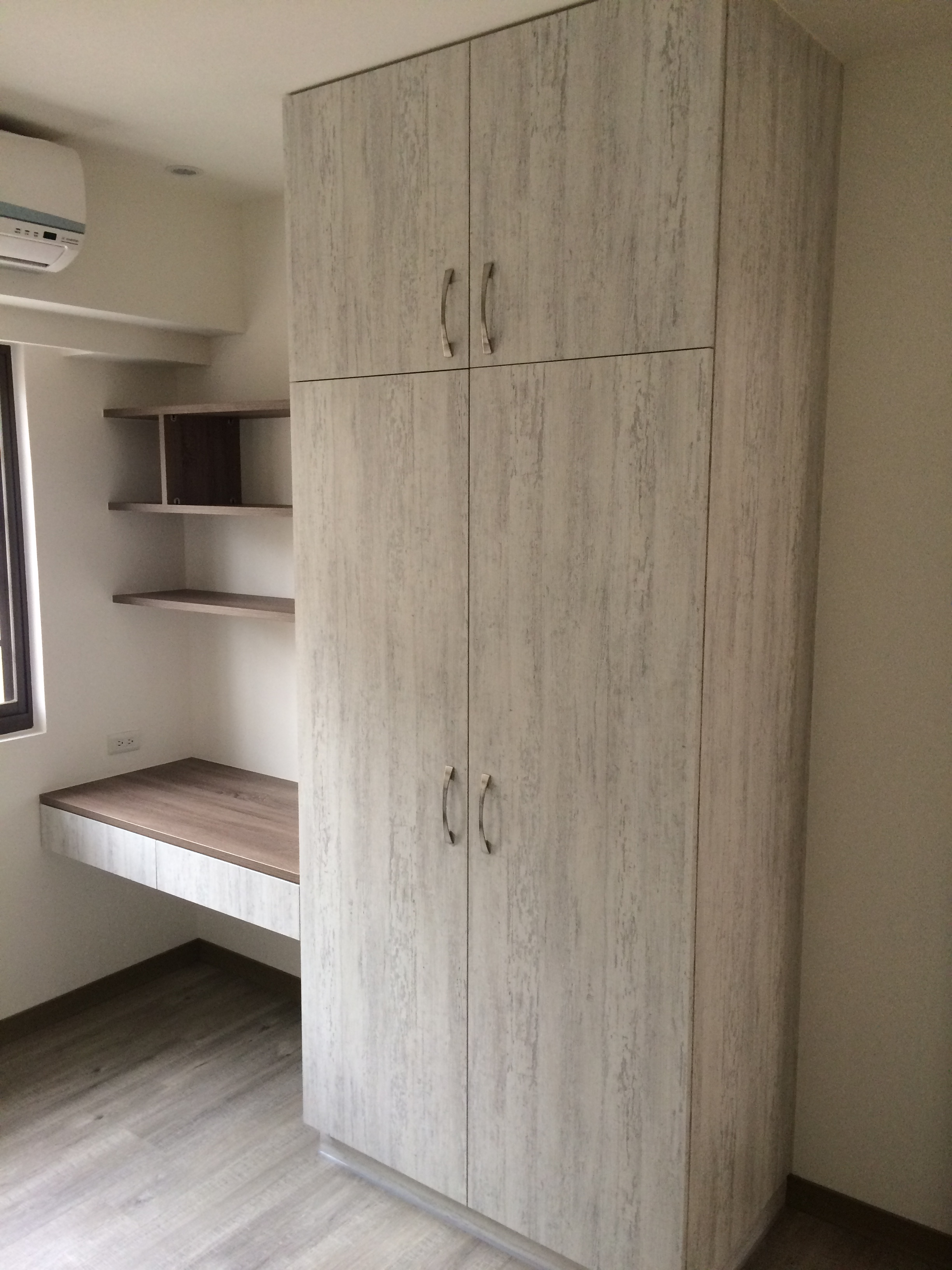 清水模衣櫃含書桌