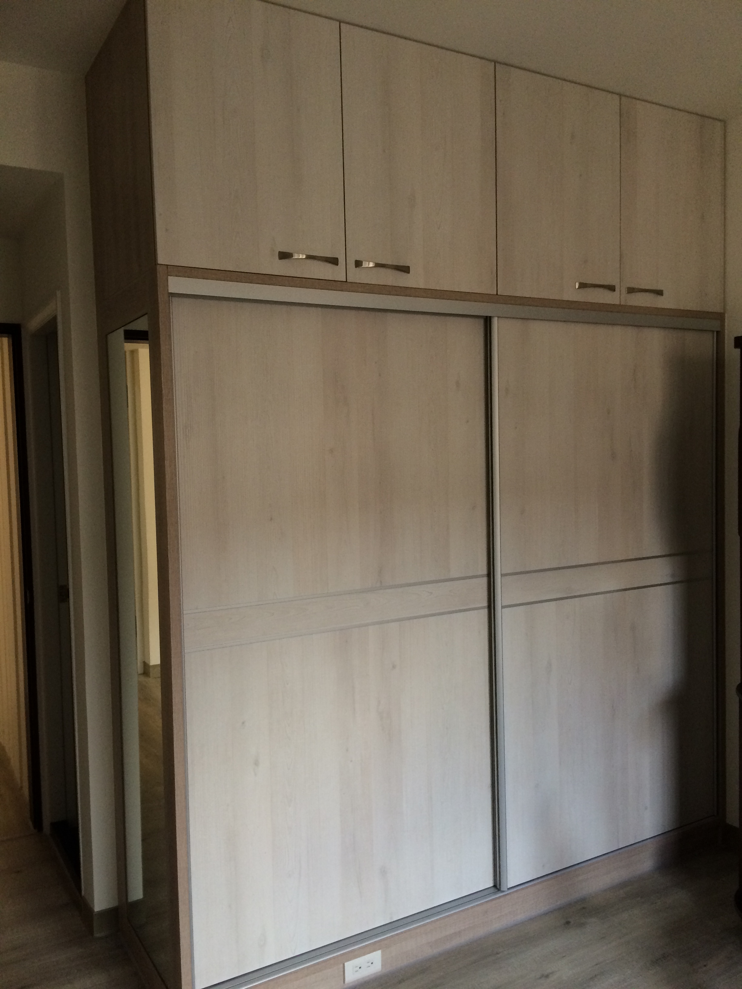 白岑木造型推拉門衣櫃含疊櫃