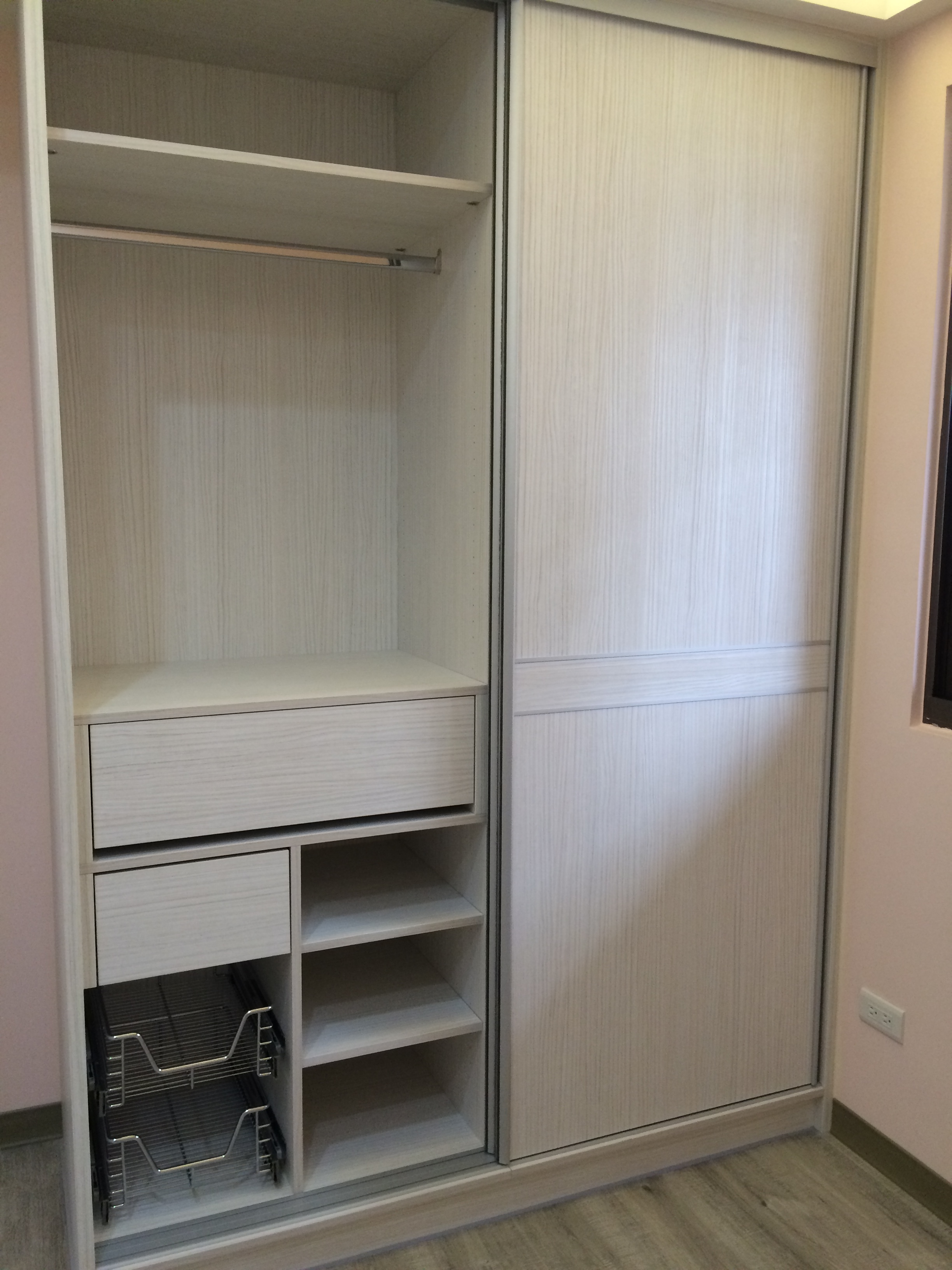 白岑木造型推拉門衣櫃_內部