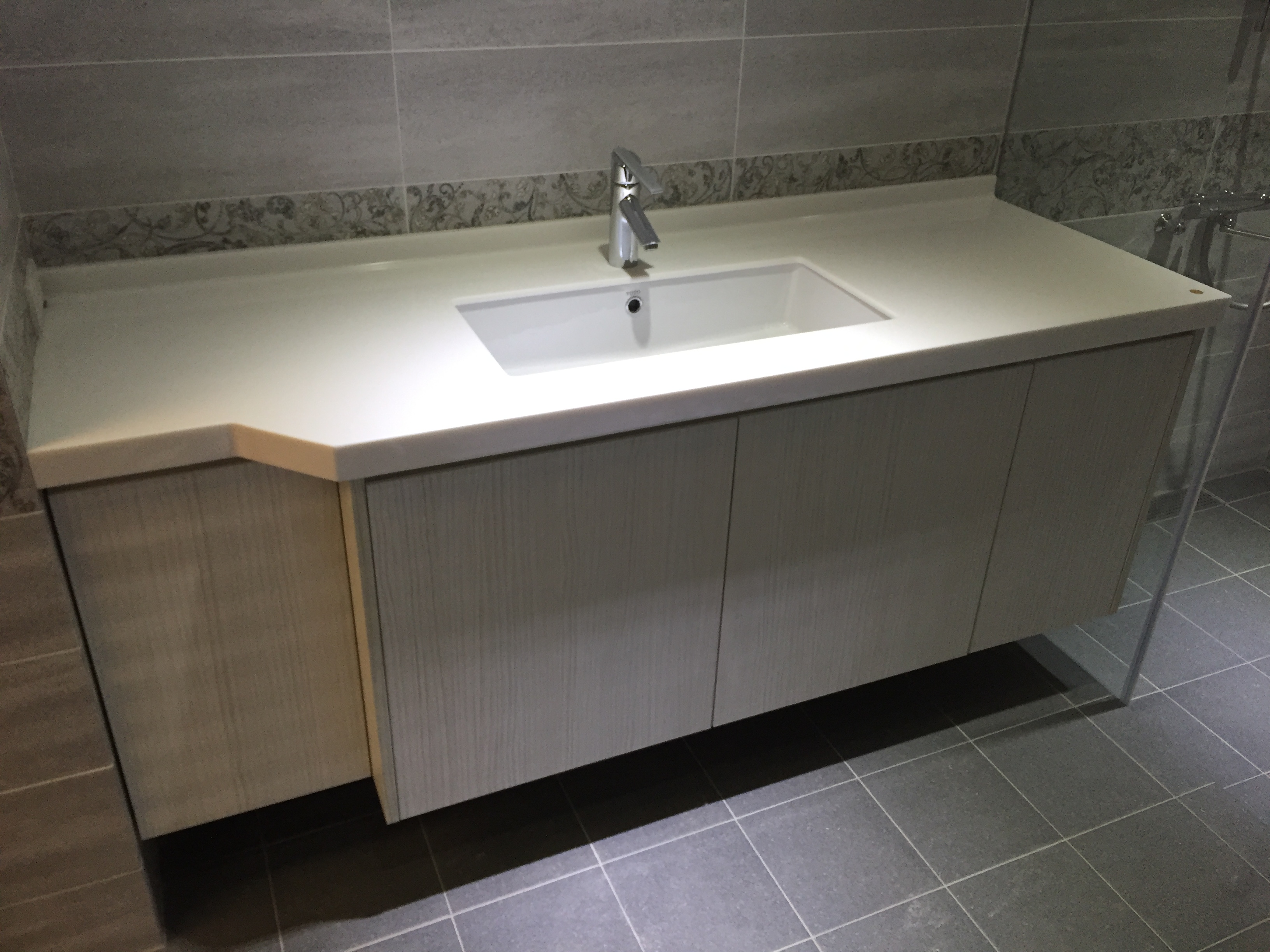 下嵌式方形造型浴櫃