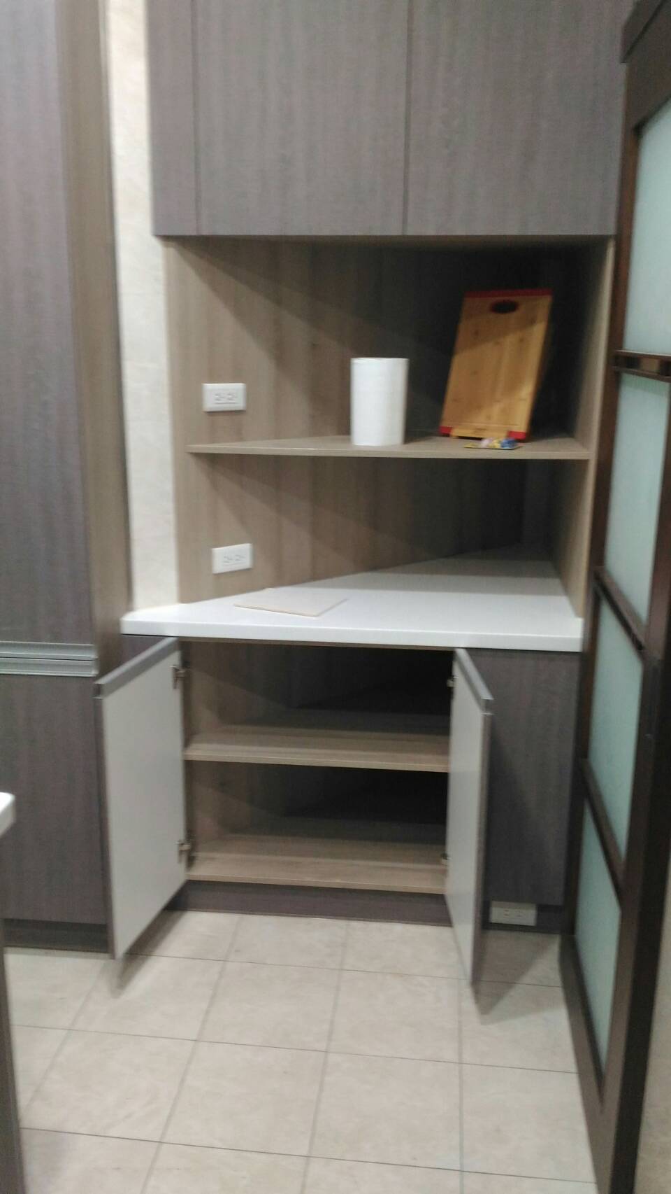 崁入式把手成形門造型餐邊櫃_內部