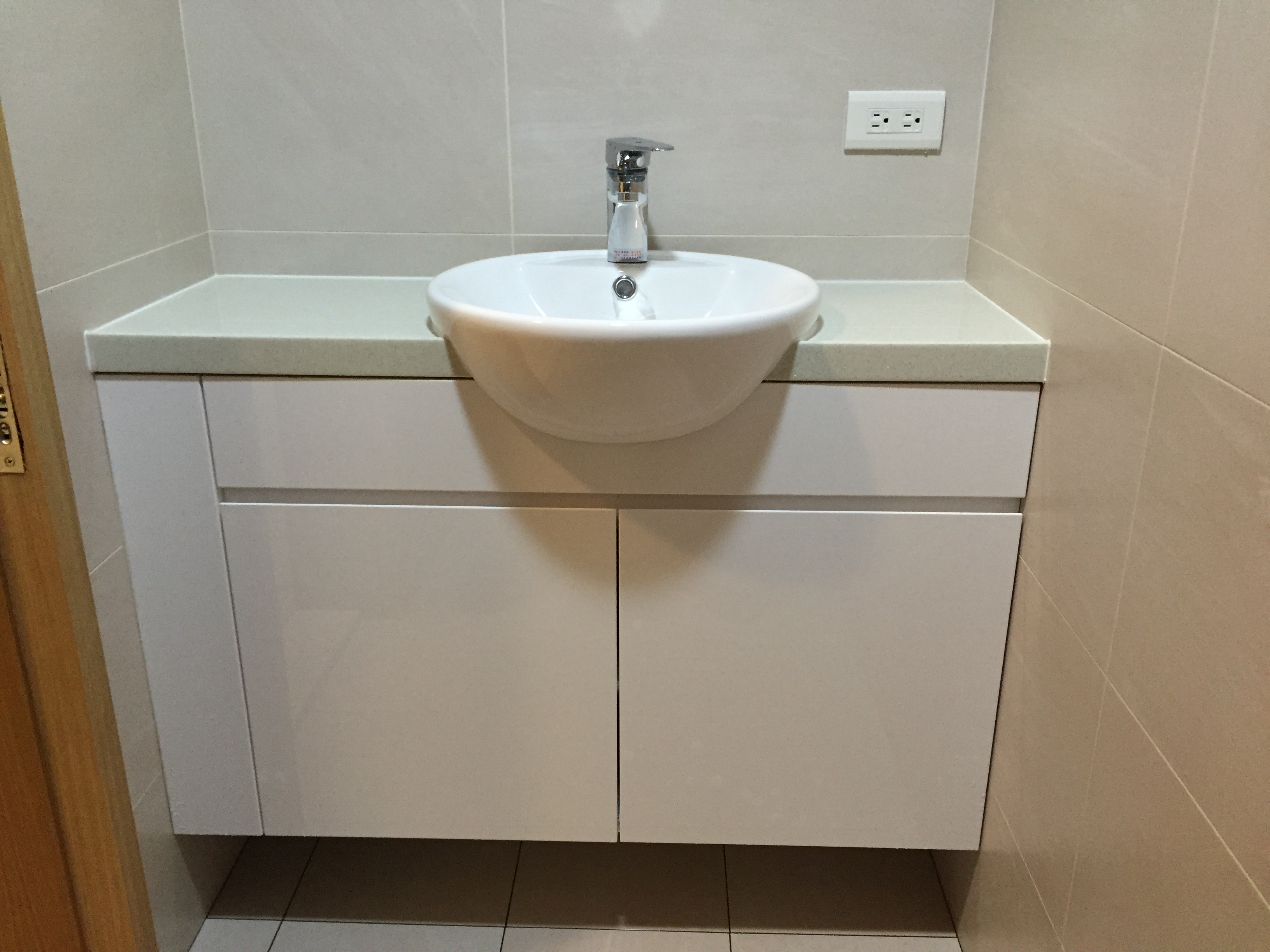 半嵌盆圓形浴櫃