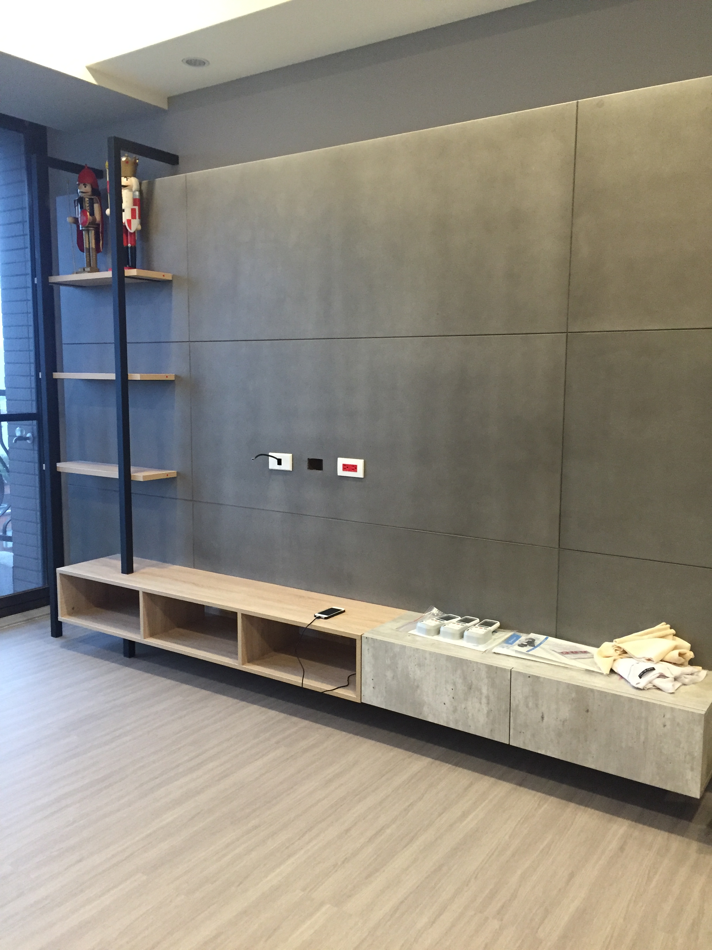 半開放式電視櫃搭鐵件