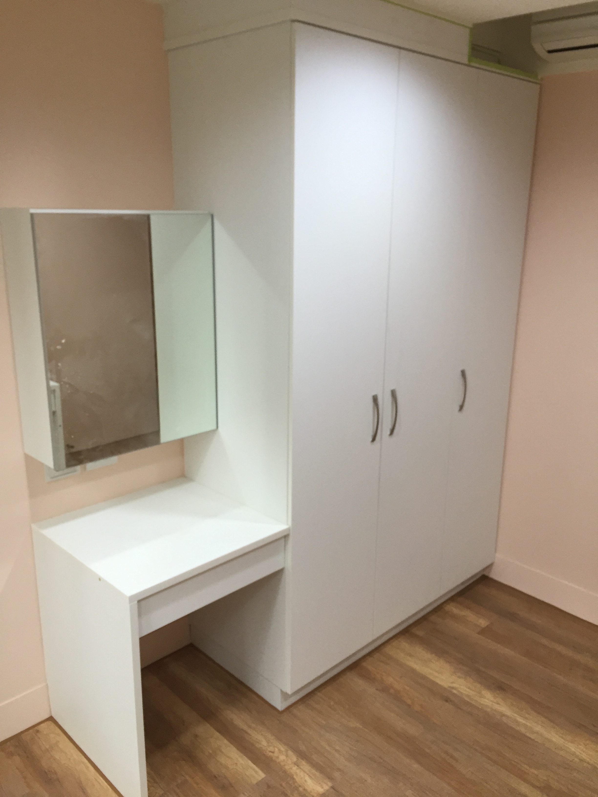 淺色系對開門衣櫃含書桌