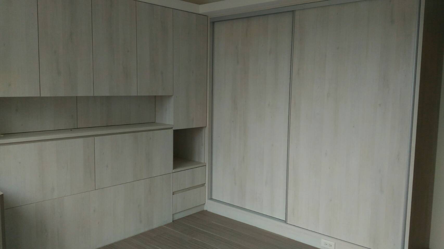 清水模衣櫃含床頭櫃組