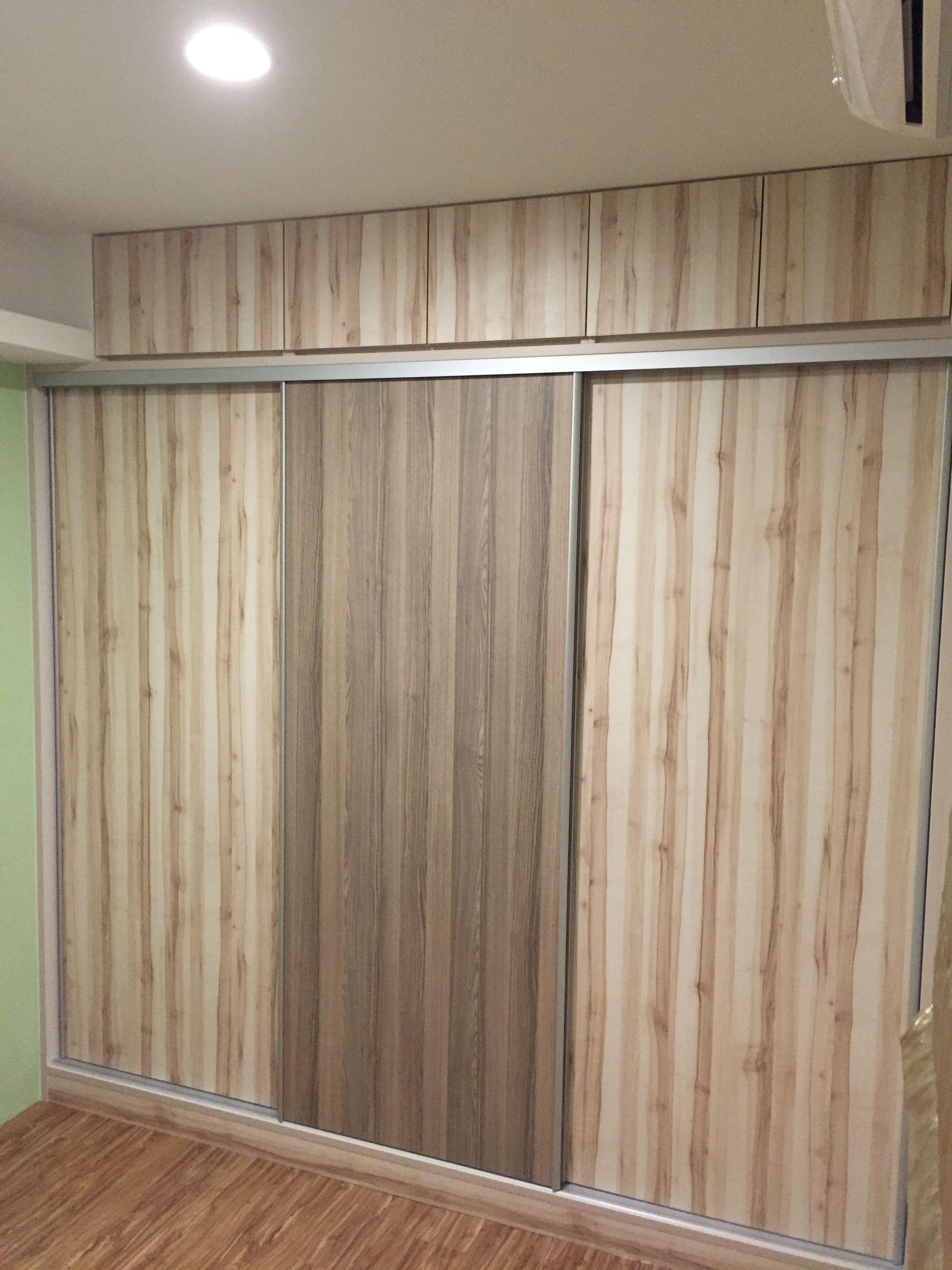 大木紋色推拉門衣櫃