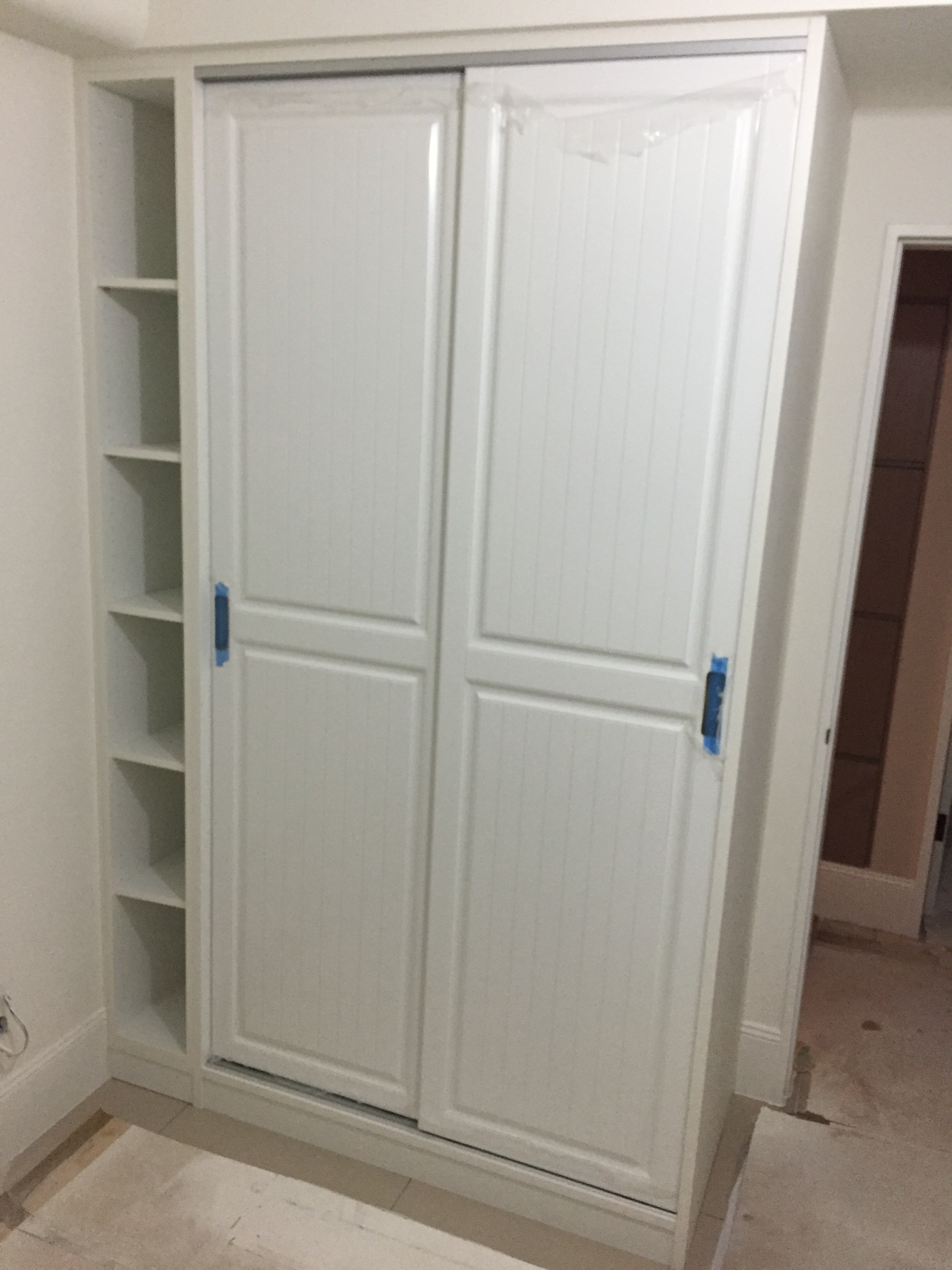 成形推拉門衣櫃含側邊開放櫃