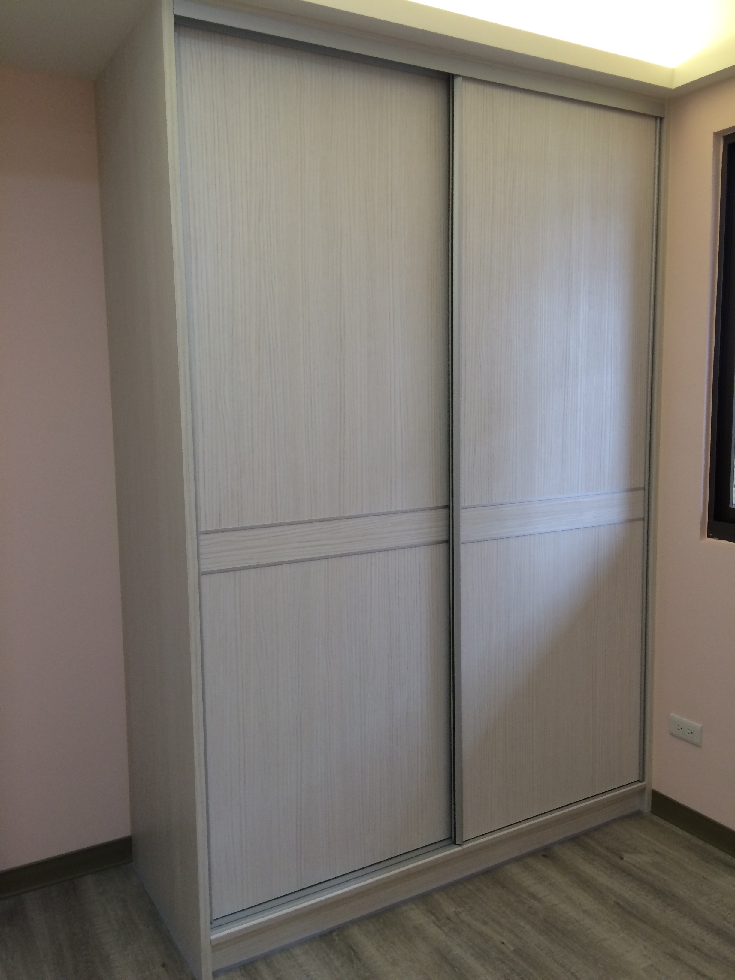 白岑木造型推拉門衣櫃