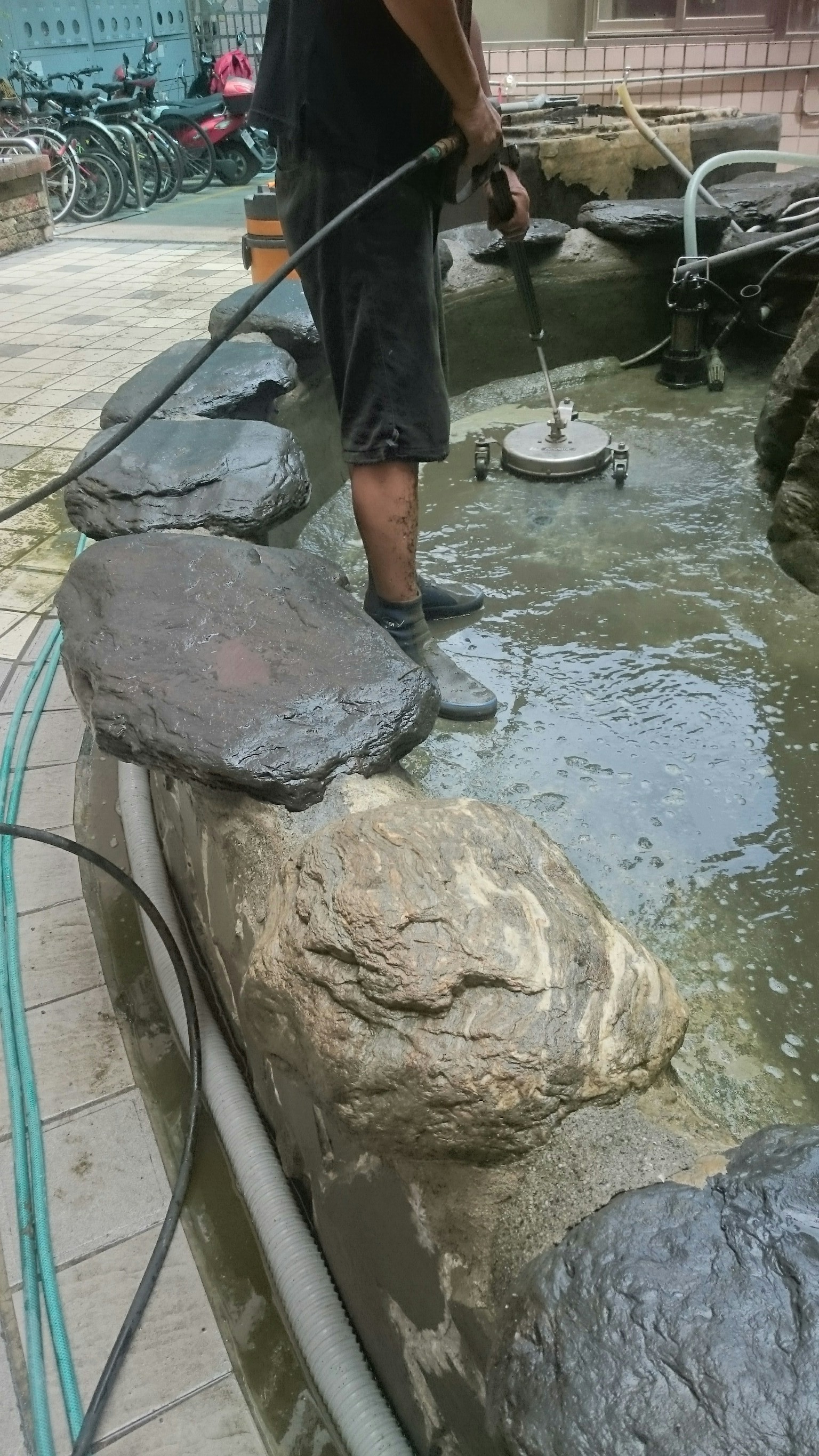 大樓公寓魚池及花台高壓清洗
