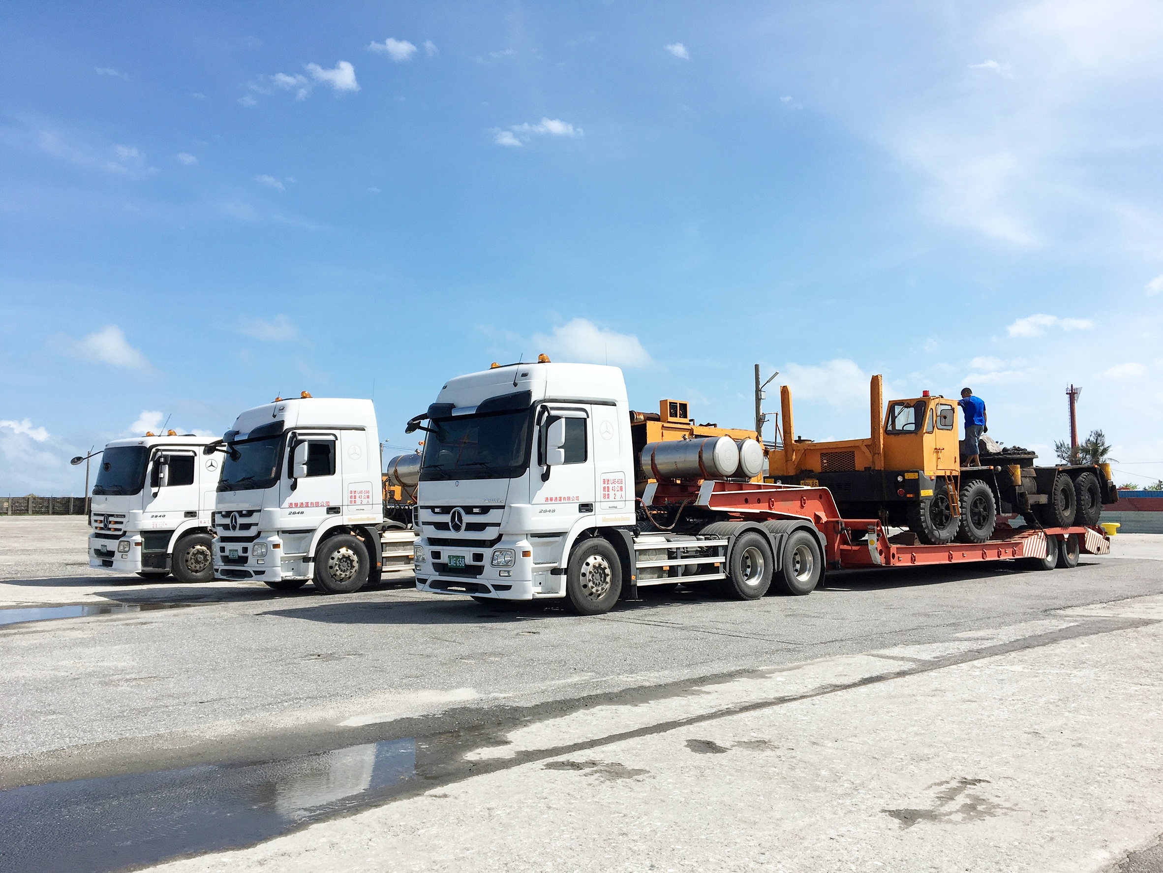 鴻興行備有曳引車輛提供運輸