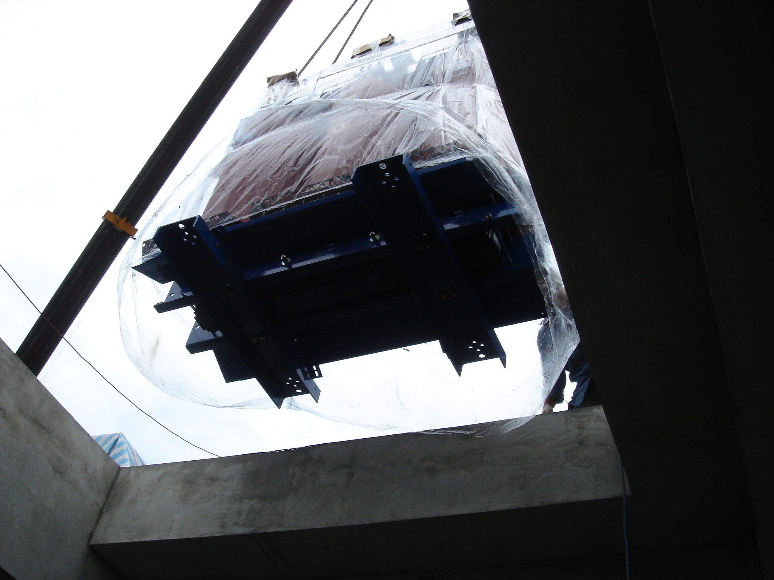 捷運站風機吊運