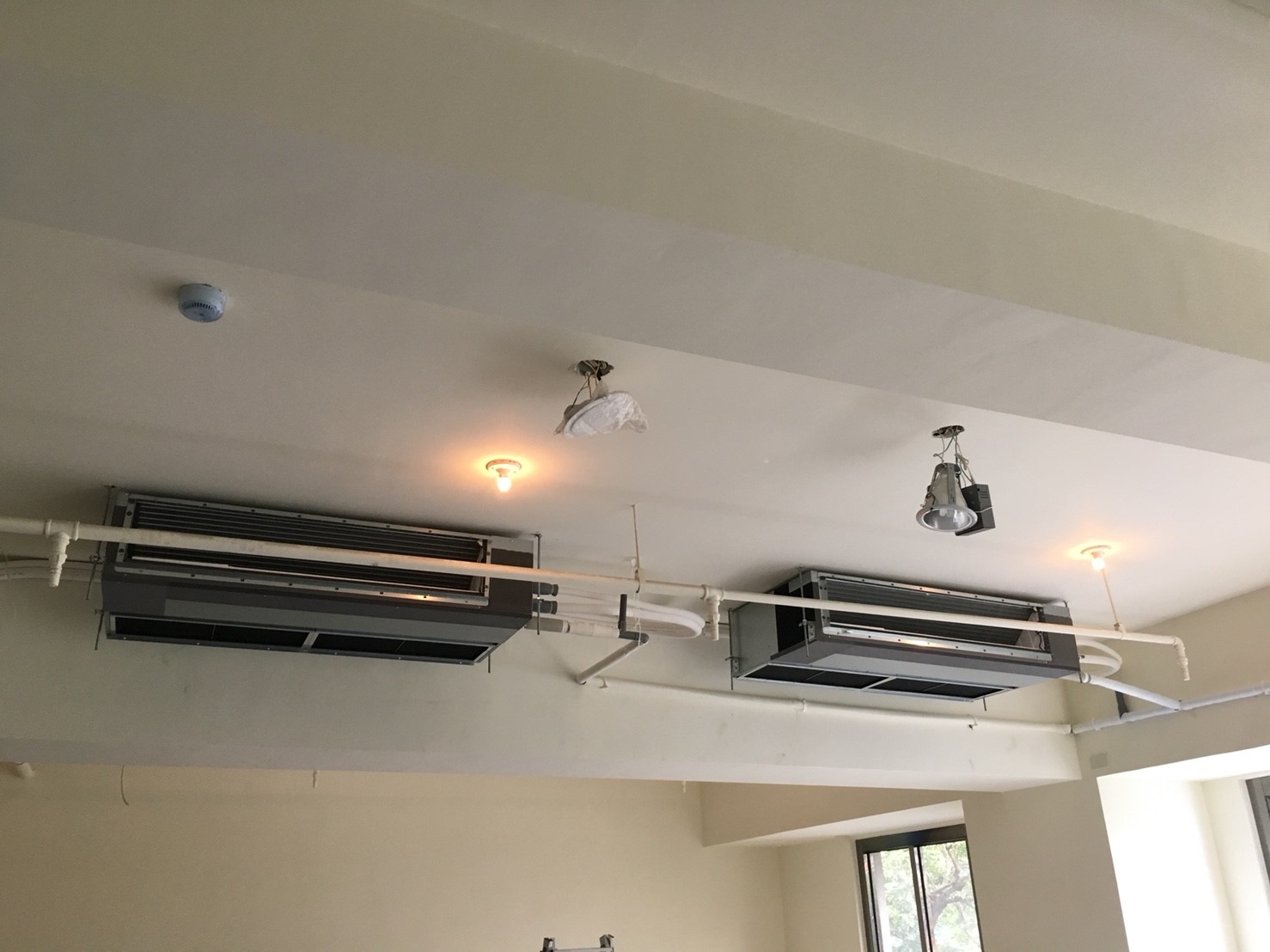 10-2F前-送風機定位連接+排水配管完工