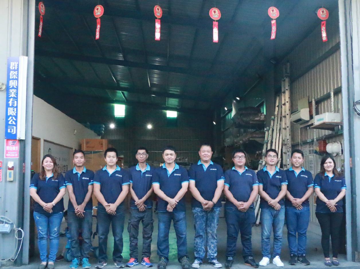 3-公司全體人員大門口