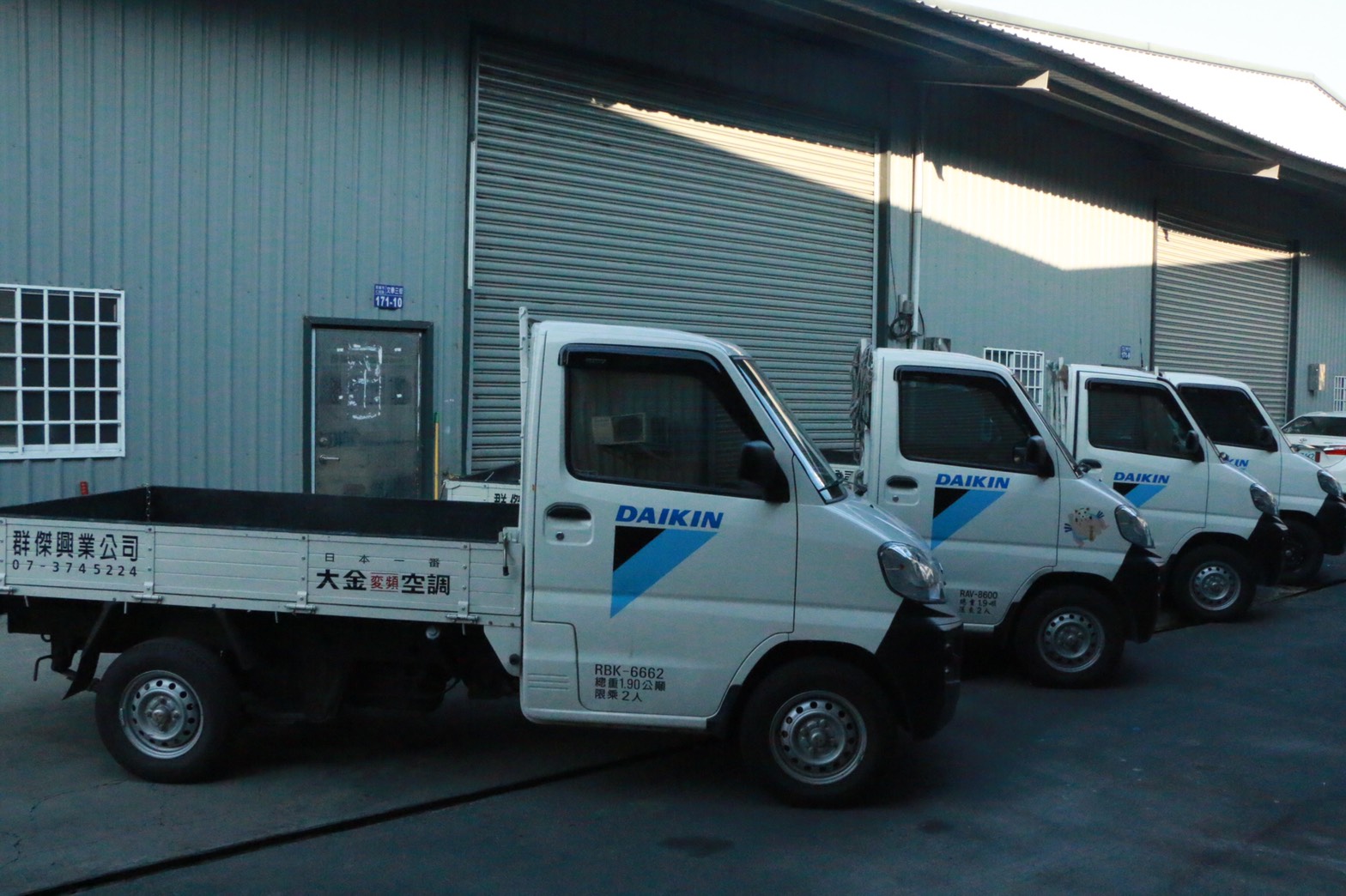 2-貨車形像照(右)