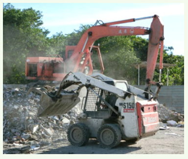 山貓推土機搬料整地