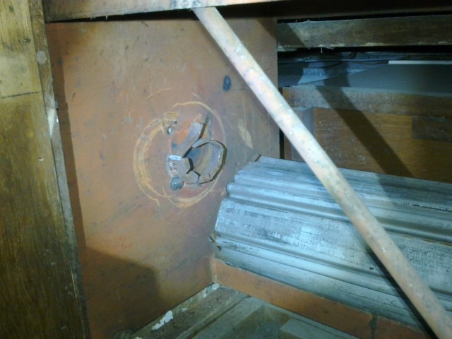 鐵捲門輪軸脫落