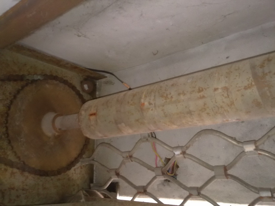客戶鐵捲門軸心脫落電焊修理