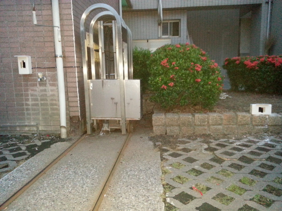 伸縮門安裝紅外線防夾裝置