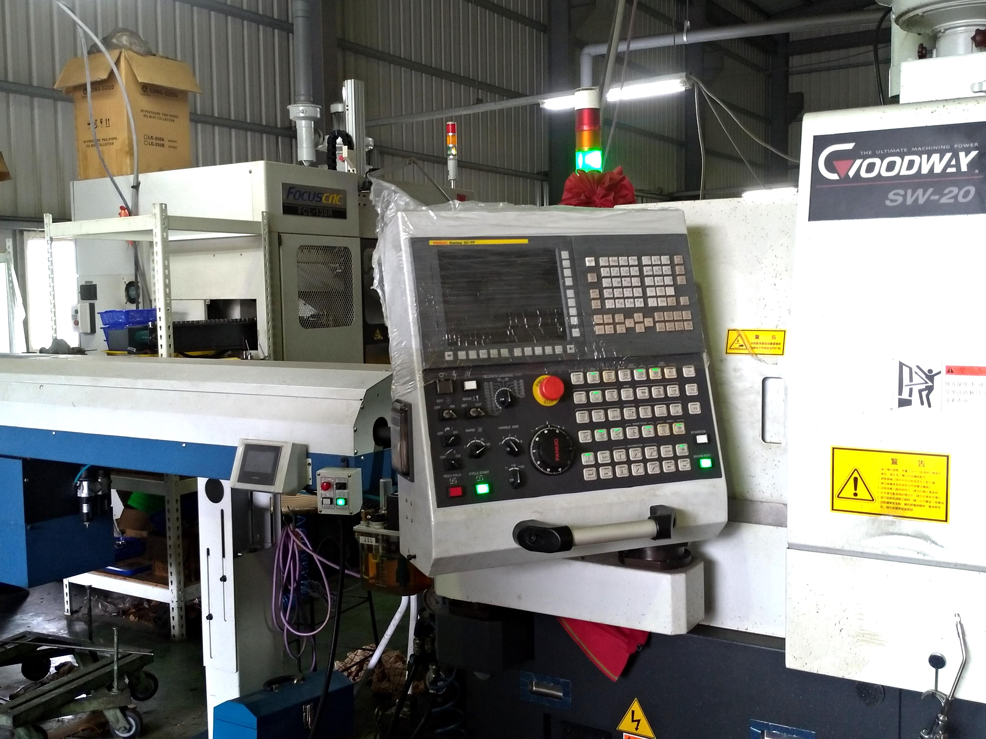 CNC複合自動車床10