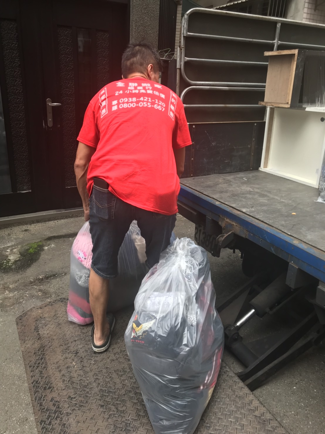 搬運物裝袋上車