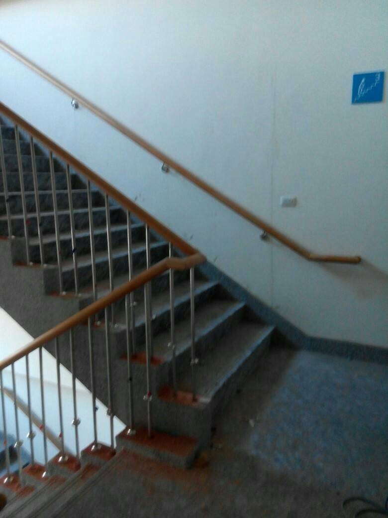 台中學校樓梯扶手安裝