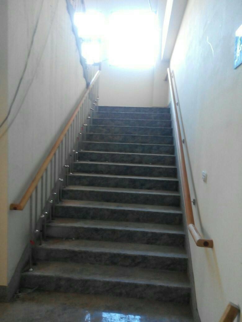台中學校樓梯扶手維修