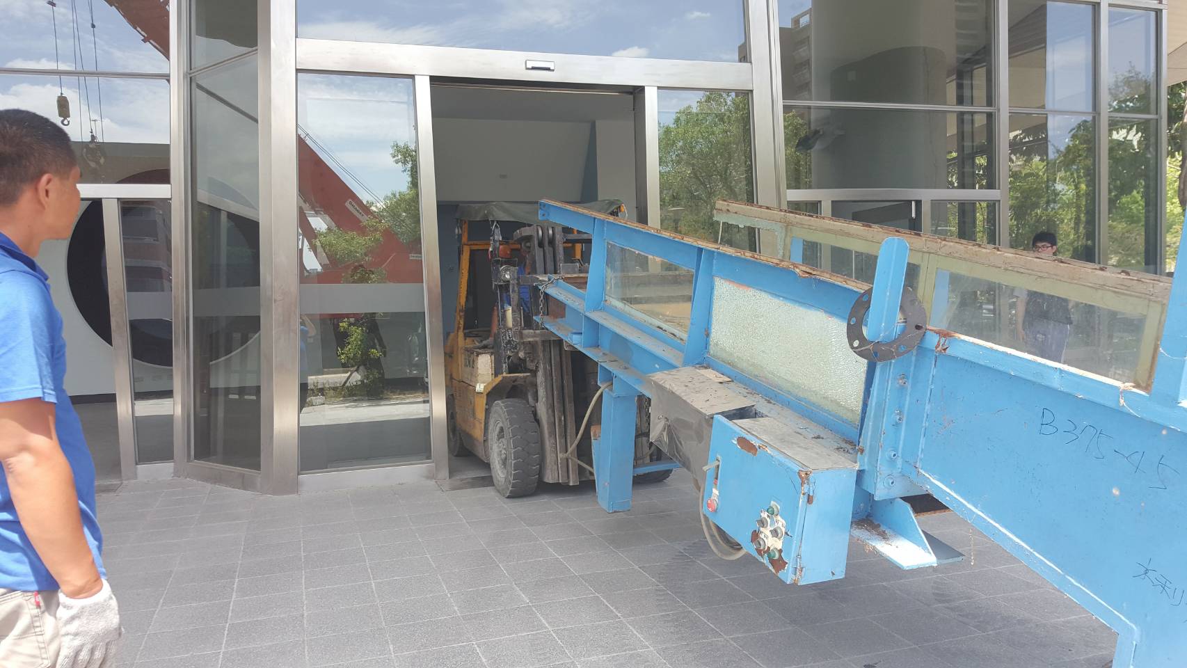 吊車＋堆高機-水利實驗所設備吊掛搬運之門又低又窄之工程