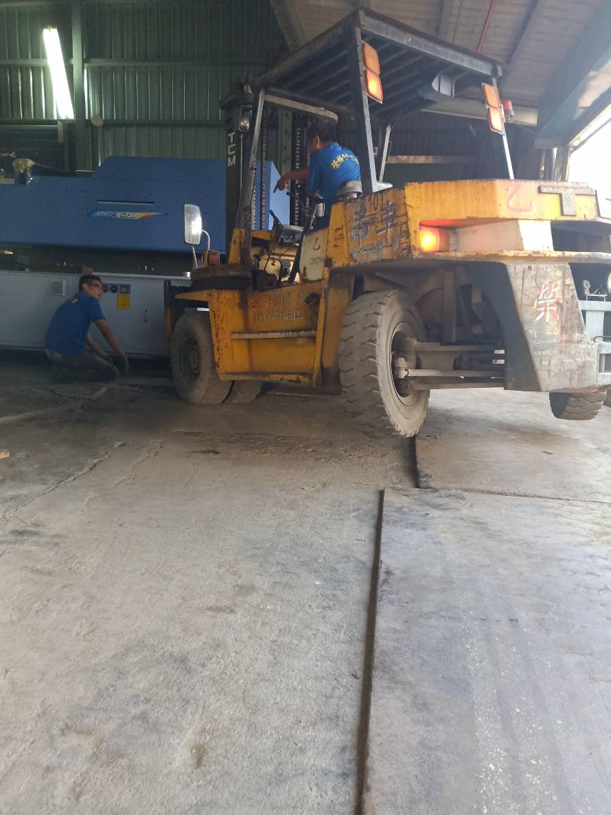 堆高機搬運-射出機新機交機&nbsp;