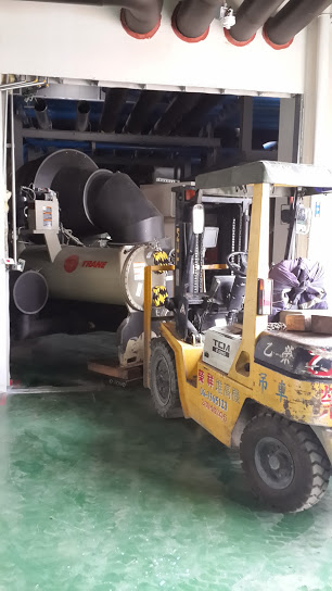 堆高機搬運-住華科技頂樓冰水機搬運工程