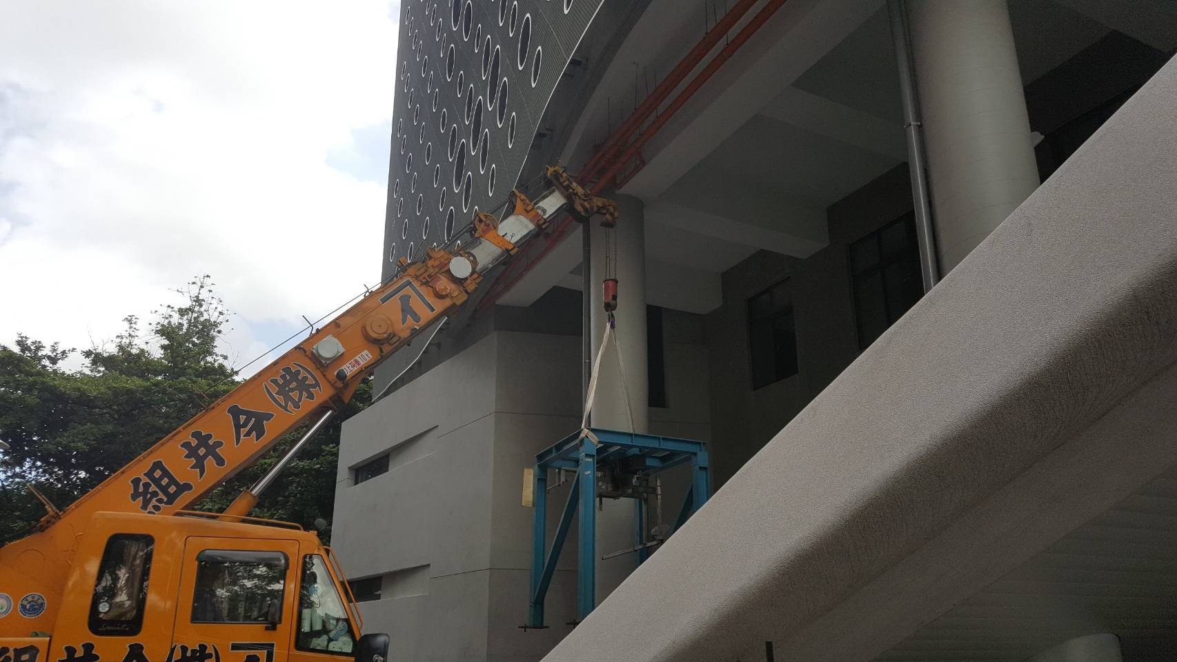 吊車＋堆高機-水利實驗所設備吊掛搬運之門又低又窄之工程&nbsp;