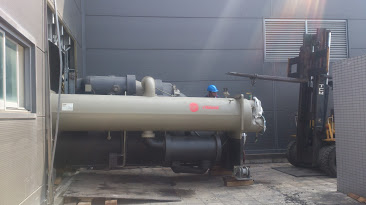 堆高機搬運-住華科技頂樓冰水機搬運工程