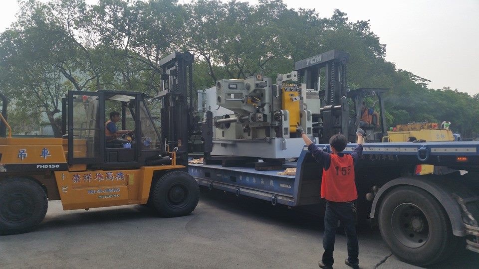 拖板車運送及堆高機搬遷-熱鍛處理機搬運