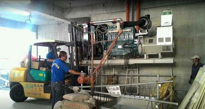 堆高機吊掛搬運-發電機特殊吊運至地下二樓定位工程