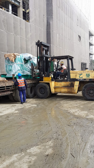 堆高機搬運-夢時代發電機油桶