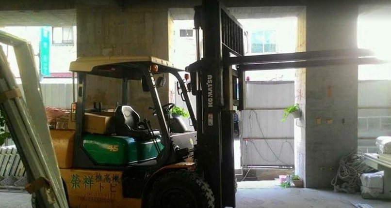 堆高機吊掛搬運-發電機特殊吊運至地下二樓定位工程