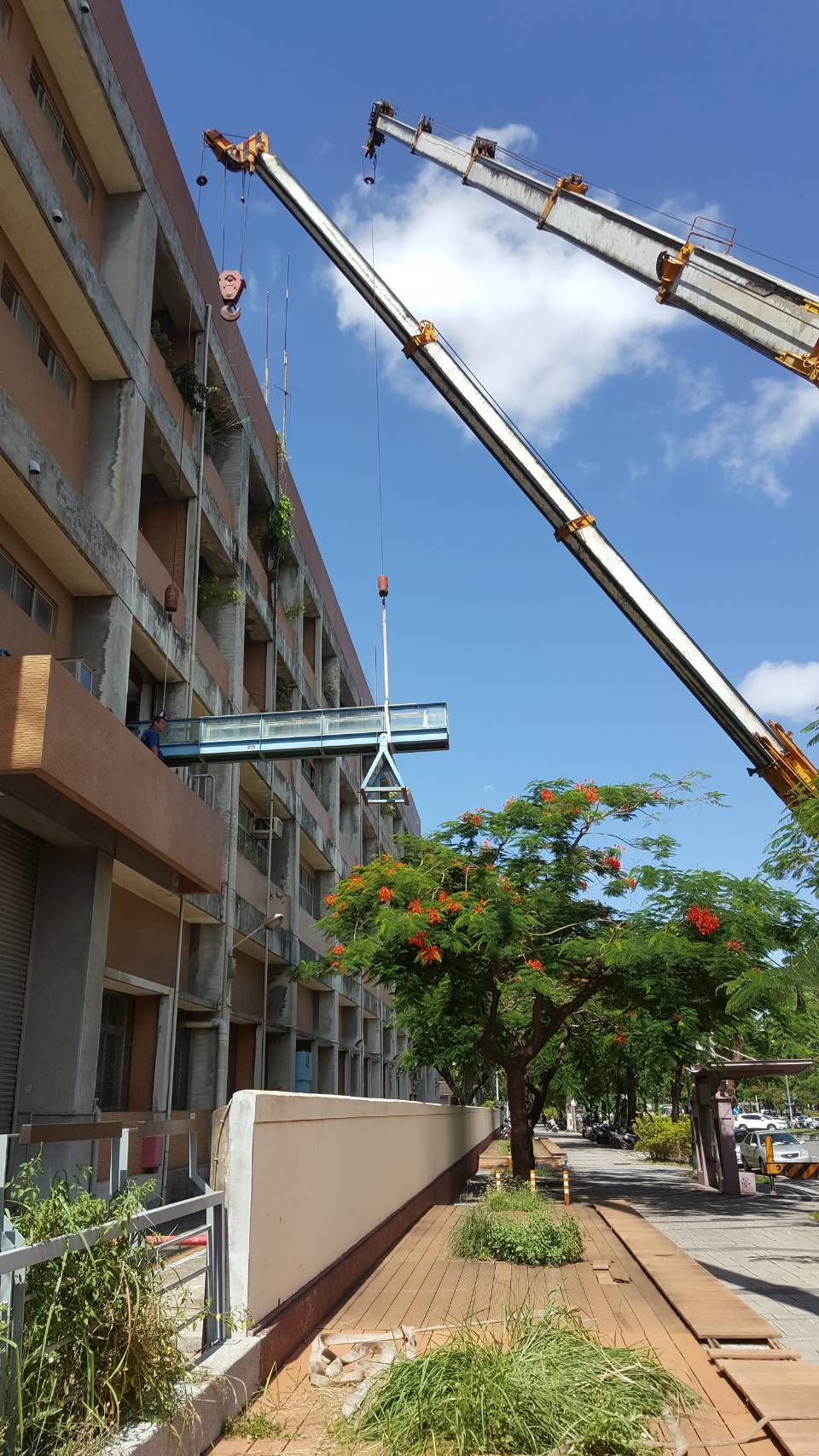 吊車＋堆高機-水利實驗所設備吊掛搬運之門又低又窄之工程&nbsp;