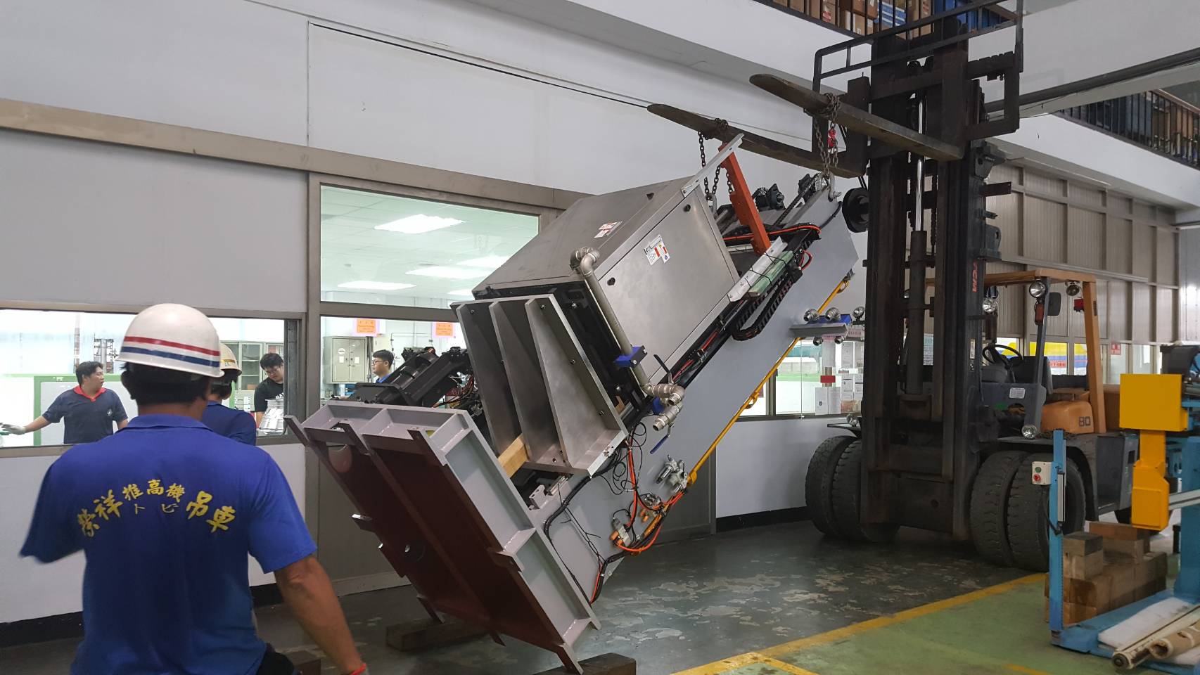 堆高機搬運-特殊揚升6米半堆高機吊掛作業&nbsp;