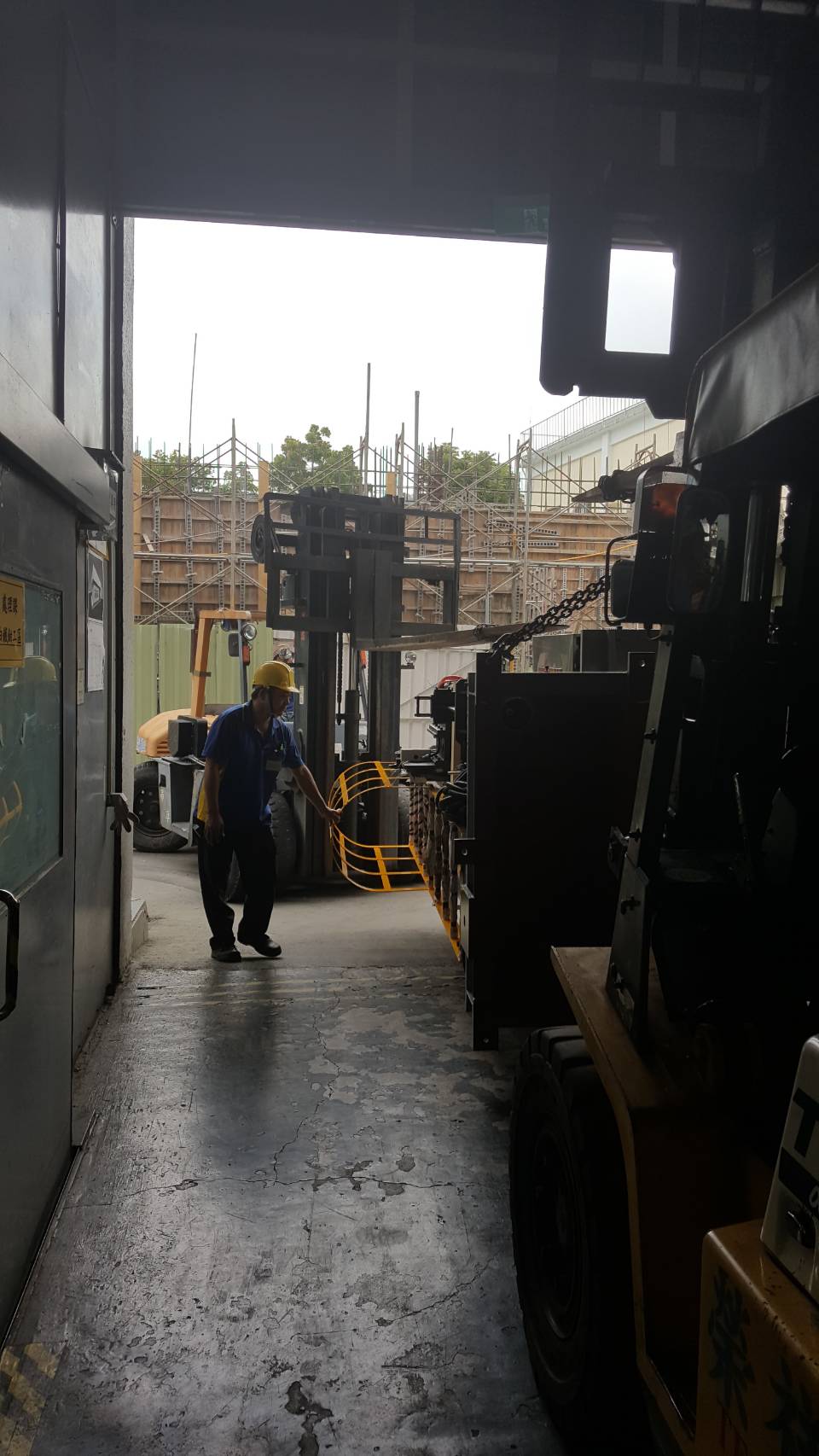 堆高機搬運-特殊揚升6米半堆高機吊掛作業&nbsp;