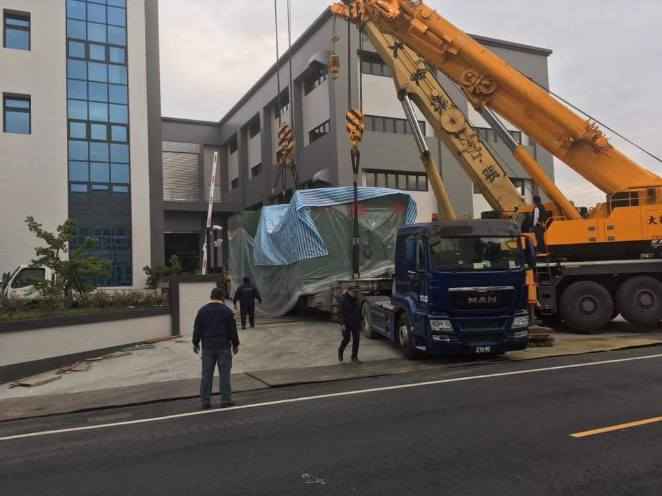 吊車起重吊掛-螺絲成型機（約150噸）之門好窄吊掛搬運工程&nbsp;