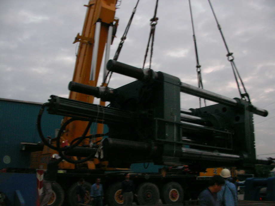 吊車起重吊掛-工廠機械2500型射出機搬遷