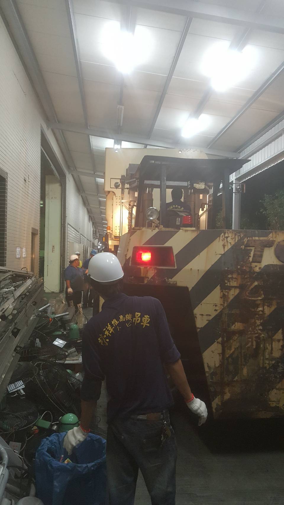 堆高機搬運-大風吹之大小沖床搬運工程&nbsp;