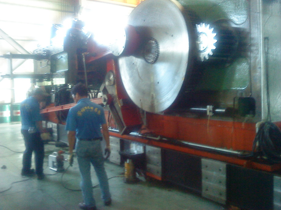 堆高機搬運-50B250T螺絲機移出廠外