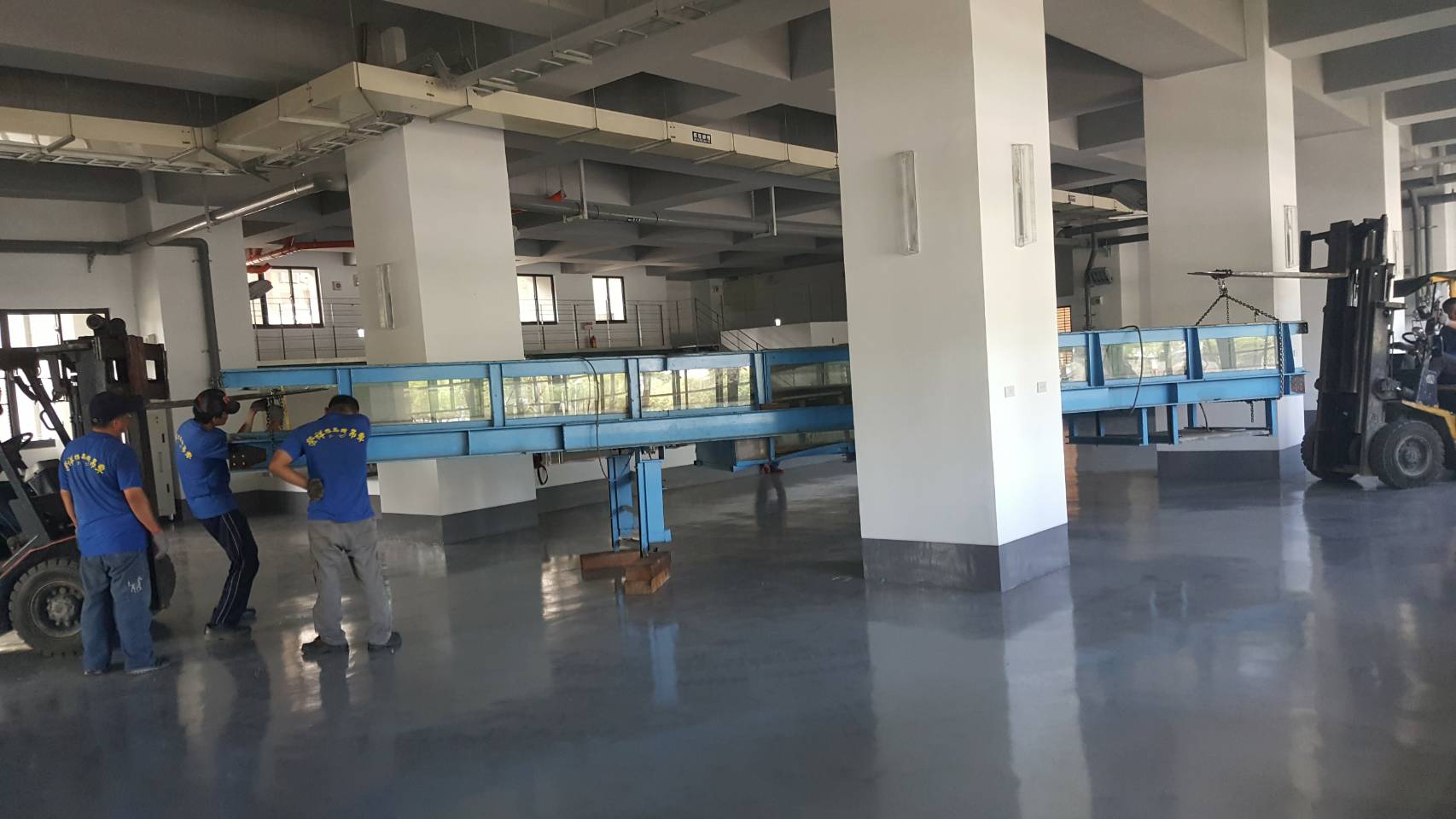 吊車＋堆高機-水利實驗所設備吊掛搬運之門又低又窄之工程&nbsp;