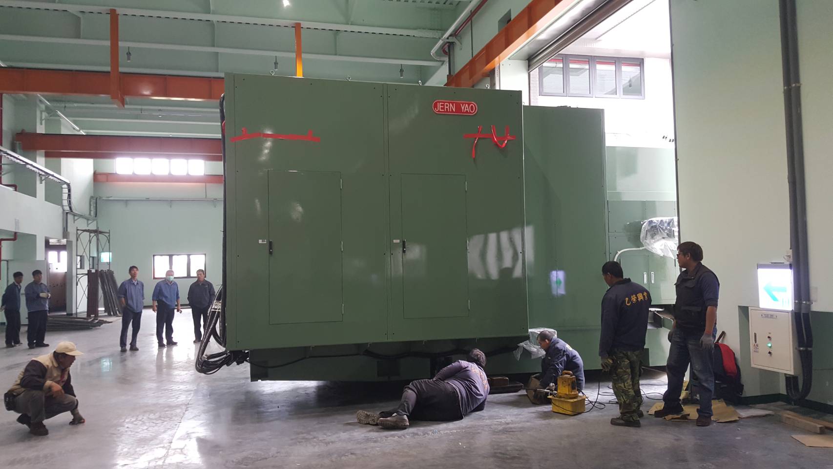 吊車起重吊掛-螺絲成型機（約150噸）之門好窄吊掛搬運工程&nbsp;