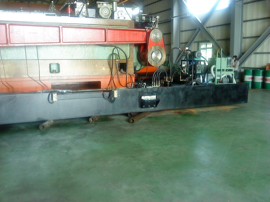 堆高機搬運-50B250T螺絲機移出廠外